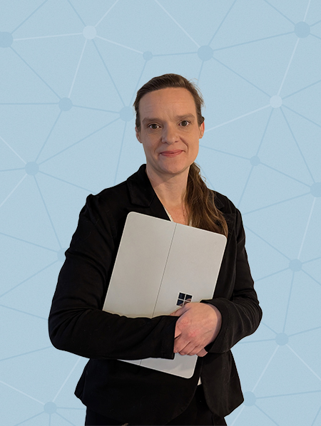 Jessica-Nadine Schulze-Hüneke, Kauffrau für IT-Systemmanagement, arbeitet am Laptop.